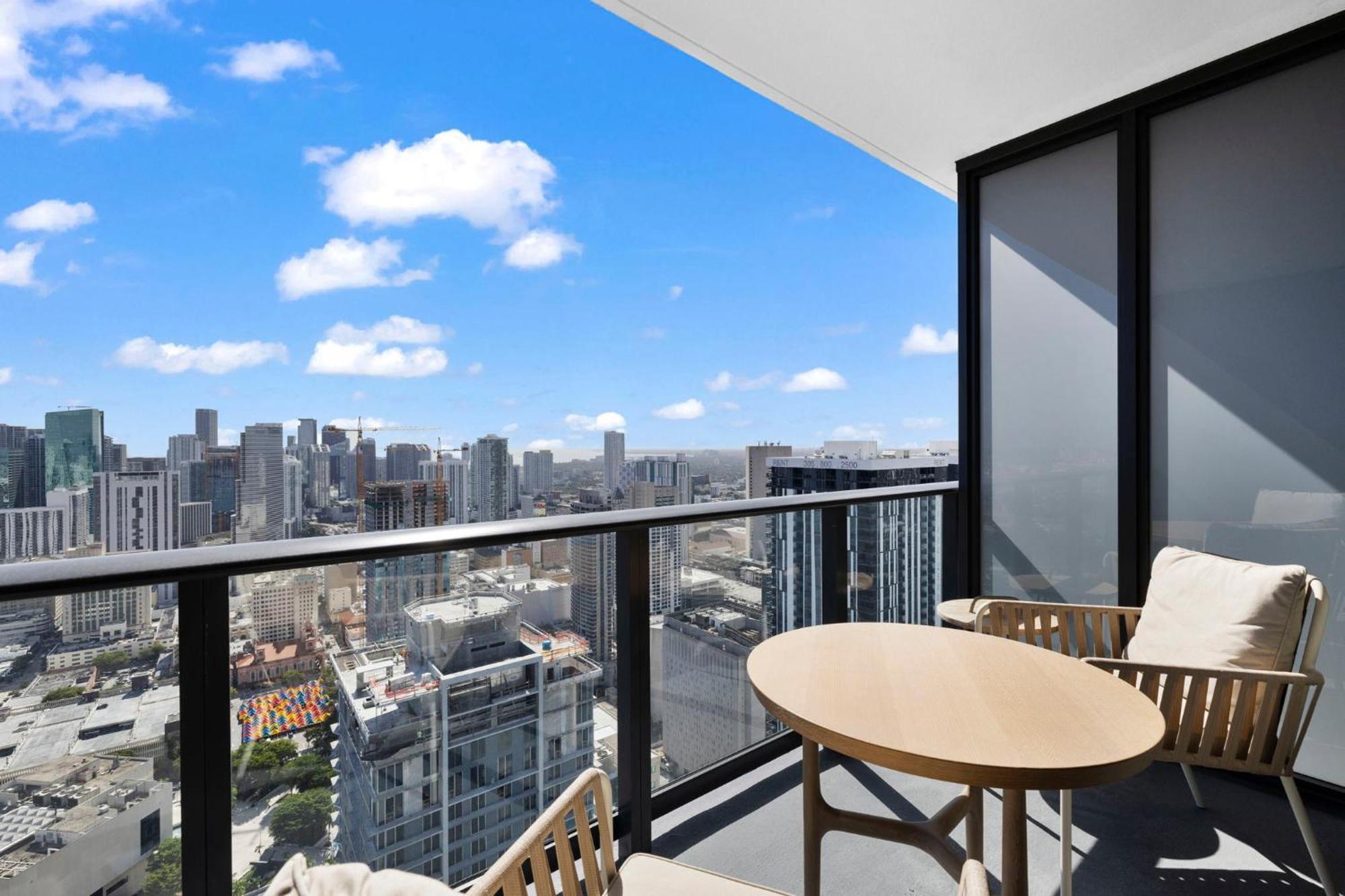 On 47th Floor! With Amenities Apartment Miami