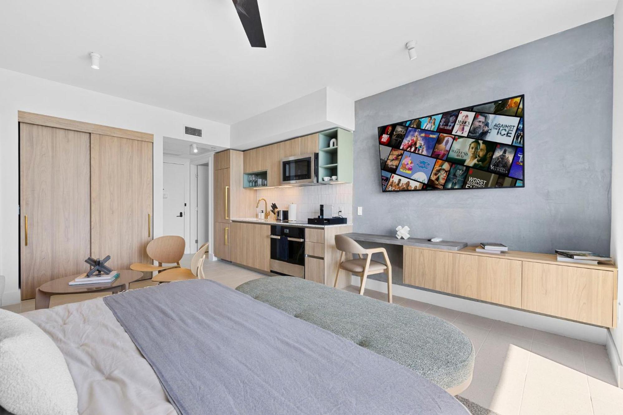 On 47th Floor! With Amenities Apartment *